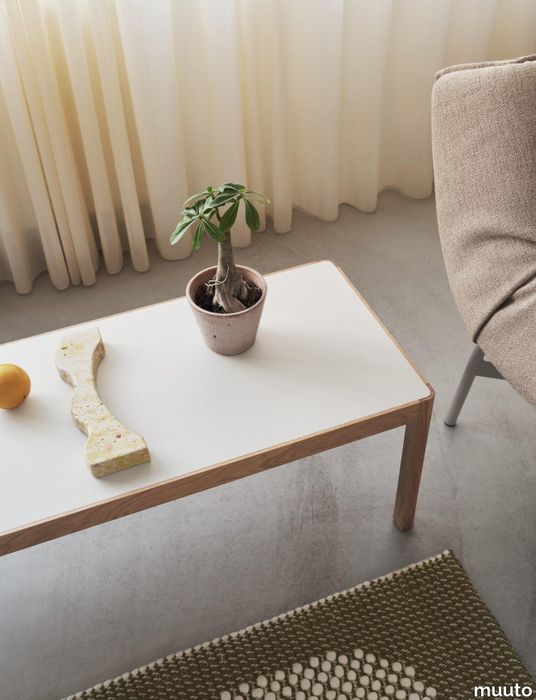 22976-en-workshop-coffee-table-warm-grey-linoleum-oak-pebble-rug-brown-green-wrap-lounge-chair-ecriture-240-grey-muuto-org.tif