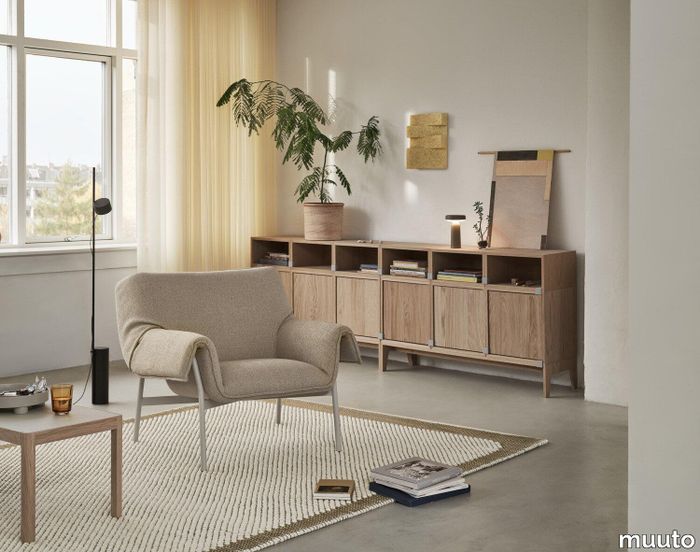 22981-en-wrap-lounge-chair-ecriture-240-grey-workshop-coffee-table-warm-grey-linoleum-pebble-rug-200x300-brown-green-post-raise-stacked-ease-taupe-muuto-org.tif