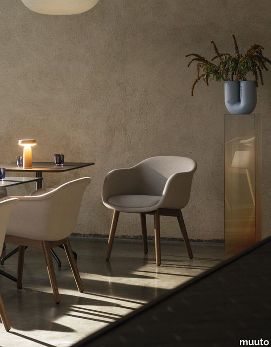 23190-en-fiber-conference-hallingdal-113-stained-dark-brown-still-75x65-black-ease-portable-lamp-taupe-strand-closed-60-raise-closercrop-muuto-org.tif