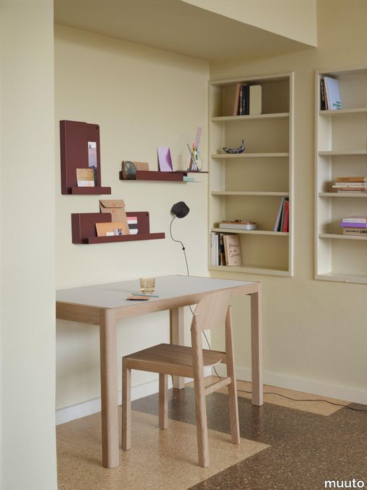 23814-en-folded-shelves-deep-red-workshop-table-130-warm-grey-linoleum-oak-workshop-chair-post-wall-lamp-silent-11-clear-raise-muuto-org.tif