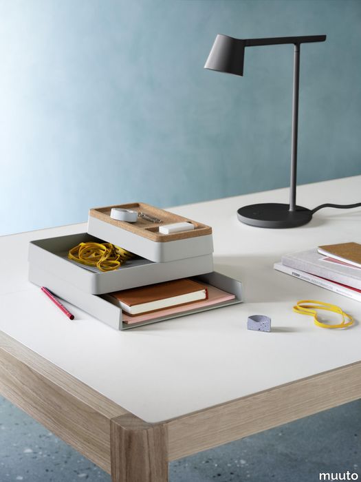 23935-en-arrange-desktop-series-grey-cork-tip-table-lamp-black-workshop-table-warm-grey-linoleum-oak-muuto-org.tif