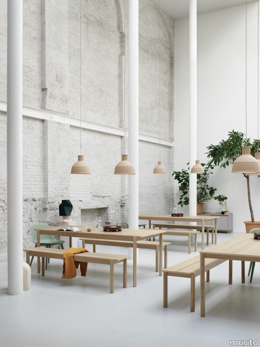 4157-en-linear-wood-table-bench-oak-fiber-side-dusty-green-unfold-nude-enfold-grey-platform-tray-muuto-org.tif