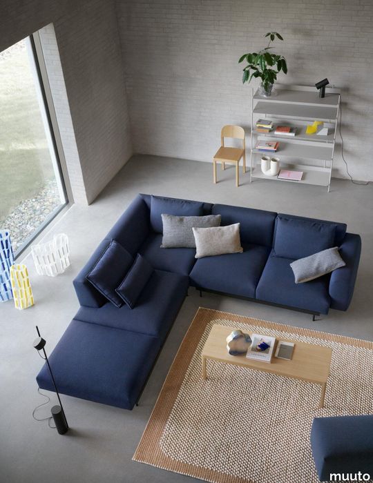 4845-en-in-situ-corner-conf-2-vidar-554-pebble-orange-workshop-oak-compile-grey-post-floor-muuto-org.tif
