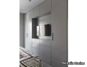 D90 - Wardrobe with drawers with built-in TV _ TM Italia Cucine