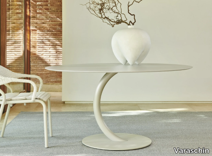 FLEXION - Round steel garden table _ Varaschin