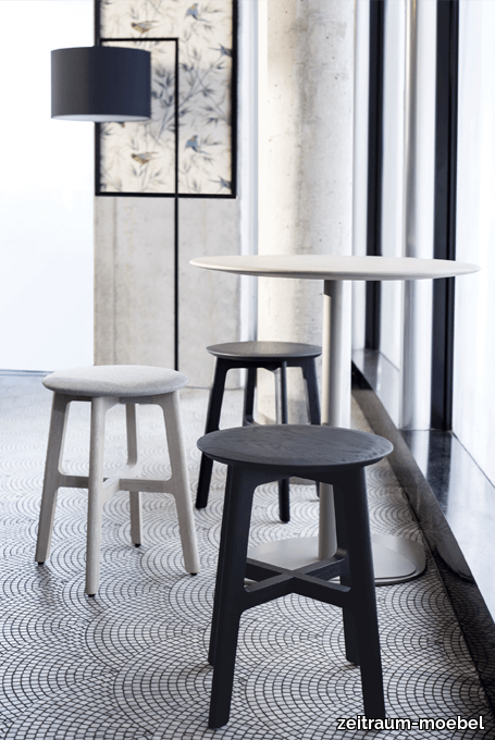 zeitraummoebel-hocker-1.3stool-massivholz-02-455x680.png