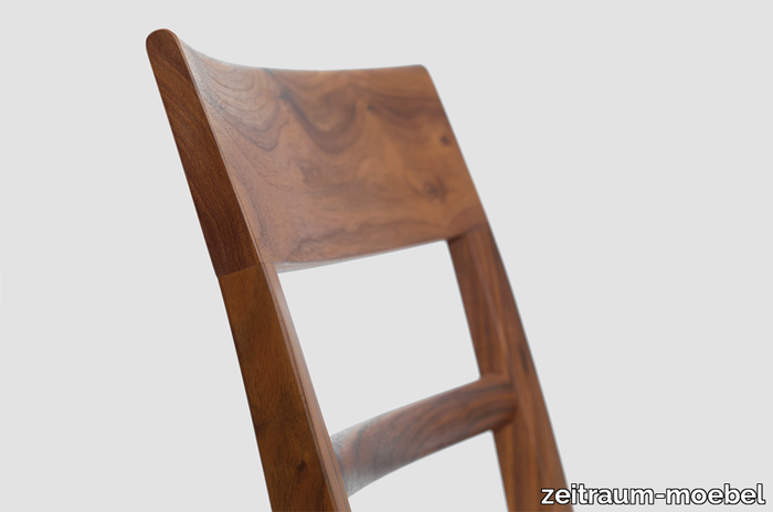 zeitraummoebel-stuhl-bluechair-massivholz-10-920x610.png